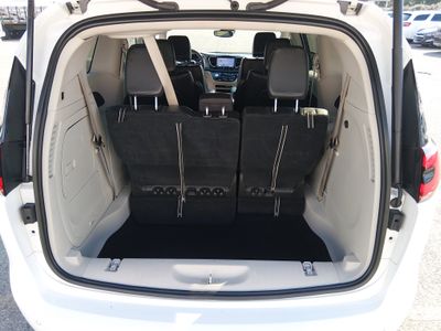 2023 Chrysler Pacifica — photo 11 view