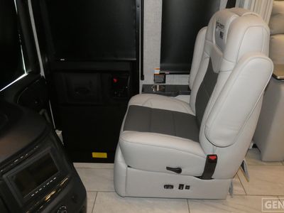 2026 Fleetwood Discovery LXE - Photo 11