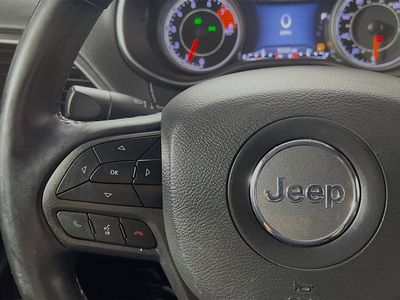 2019 Jeep Cherokee — photo 16 view