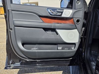 2022 Lincoln Navigator — photo 13 view