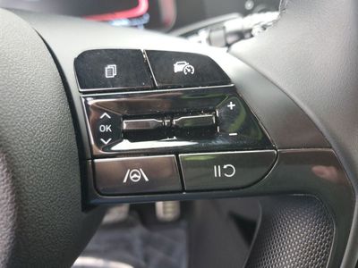 2025 Hyundai Elantra — photo 17 view