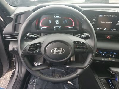 2025 Hyundai Elantra — photo 16 view