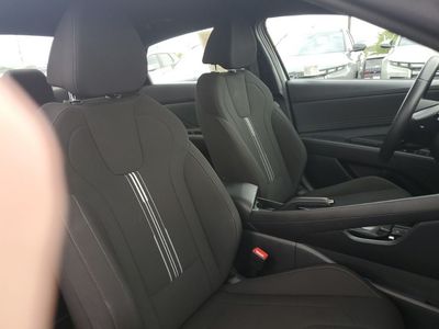 2025 Hyundai Elantra — photo 32 view
