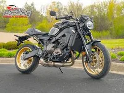 2026 Yamaha XSR900 — front three-quarter view