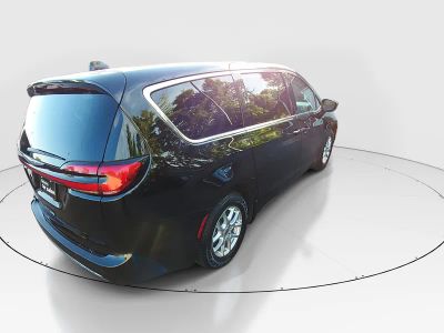 2024 Chrysler Pacifica — photo 7 view