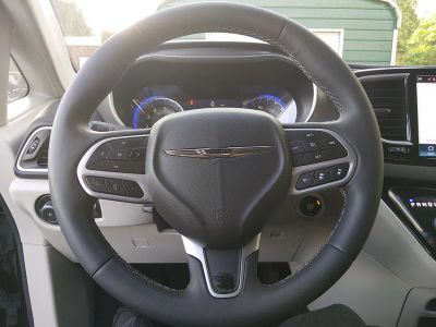 2024 Chrysler Pacifica — photo 12 view