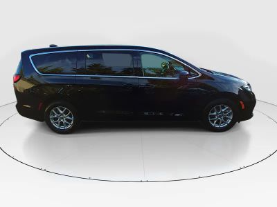 2024 Chrysler Pacifica — photo 8 view