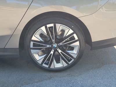 2026 BMW 5 Series — photo 9 view