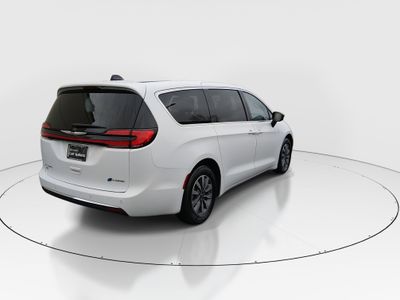 2024 Chrysler Pacifica — photo 7 view