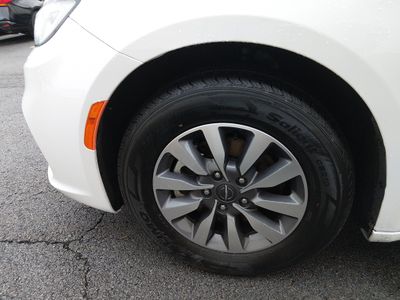 2024 Chrysler Pacifica — photo 10 view