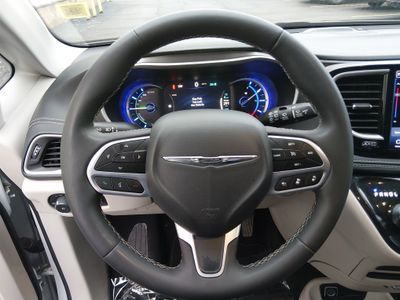 2024 Chrysler Pacifica — photo 12 view