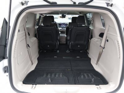 2024 Chrysler Pacifica — photo 11 view
