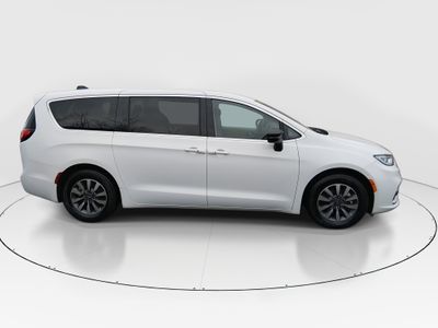 2024 Chrysler Pacifica — photo 8 view