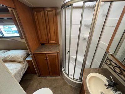 2016 Winnebago Vista LX — photo 25 view