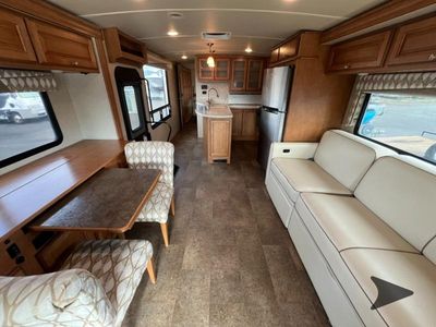 2016 Winnebago Vista LX — photo 9 view