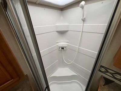 2016 Winnebago Vista LX — photo 29 view