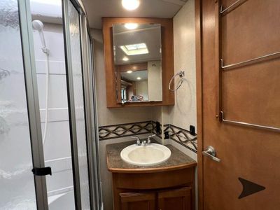 2016 Winnebago Vista LX — photo 12 view