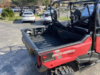 2025 Honda Pioneer 1000-6 Deluxe Crew — photo 9 view