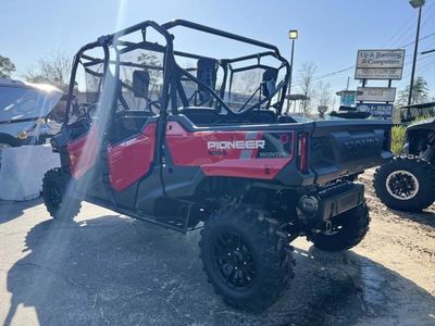 2025 Honda Pioneer 1000-6 Deluxe Crew — detail view