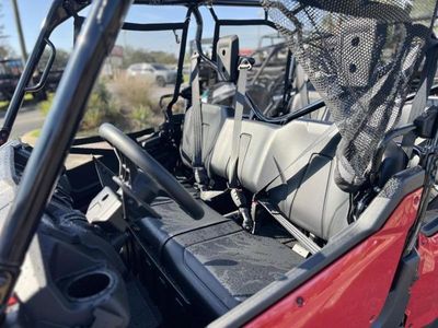 2025 Honda Pioneer 1000-6 Deluxe Crew — photo 11 view