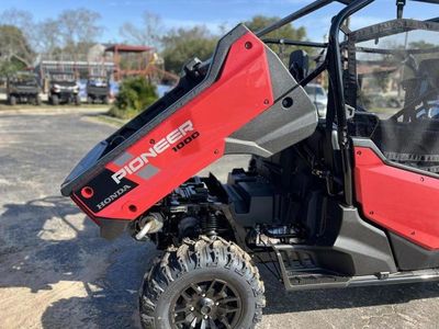 2025 Honda Pioneer 1000-6 Deluxe Crew — photo 14 view