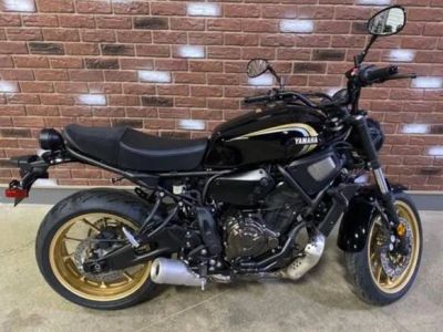 2025 Yamaha XSR700 — front three-quarter view