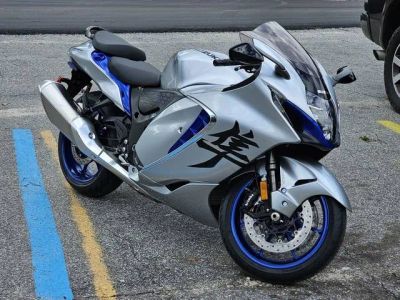 2025 Suzuki Hayabusa — front three-quarter view