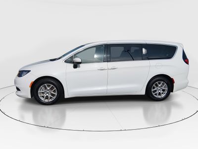 2022 Chrysler Voyager - Photo 4