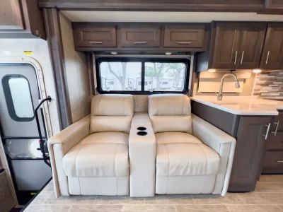 2022 Thor Motor Coach MIRAMAR — photo 7 view