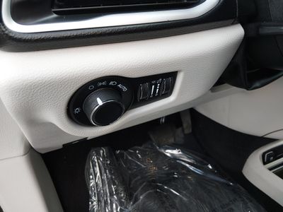 2023 Chrysler Voyager - Photo 13