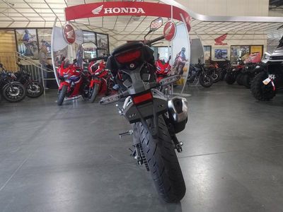 2025 Honda CB300R - Photo 10