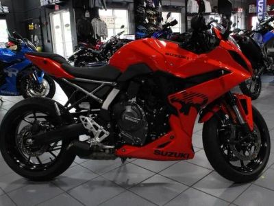 2026 Suzuki GSX-8R — front three-quarter view