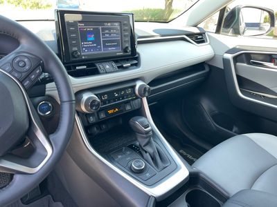 2021 Toyota RAV4 — photo 12 view