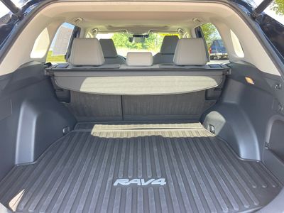 2021 Toyota RAV4 — photo 8 view