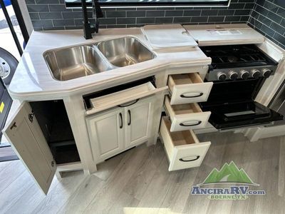2025 Fleetwood RV Bounder — photo 12 view