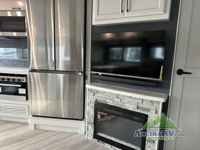2025 Fleetwood RV Bounder — photo 11 view