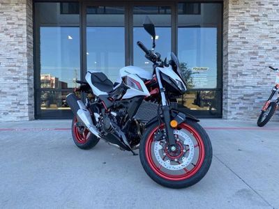 2026 Kawasaki Z500 SE ABS in PEARL BLIZZARD WHITE/EBONY — front three-quarter view