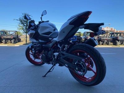 2026 Kawasaki Z500 SE ABS — engine compartment view