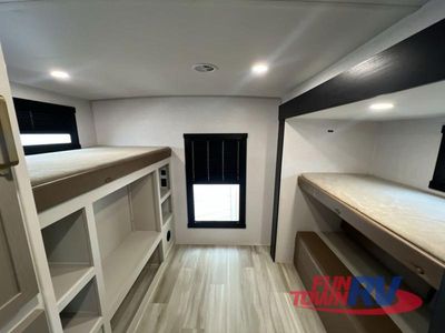 2025 Forest River RV Wildwood Heritage Glen — photo 40 view