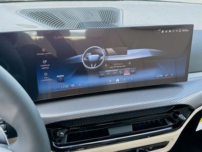 2026 BMW 3 Series — photo 13 view