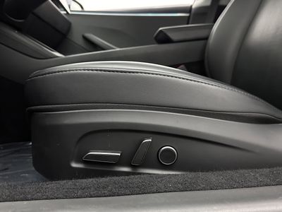 2025 Tesla Model 3 - Photo 11
