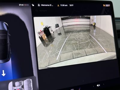 2025 Tesla Model 3 - Photo 19