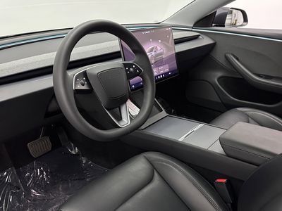 2025 Tesla Model 3 - Photo 8