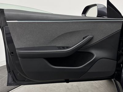 2025 Tesla Model 3 - Photo 9