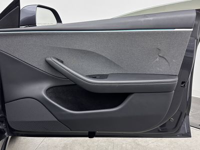 2025 Tesla Model 3 - Photo 31