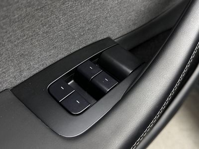 2025 Tesla Model 3 - Photo 10
