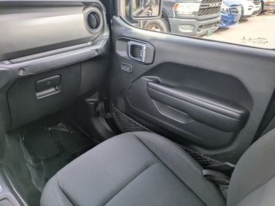 2021 Jeep Gladiator — photo 14 view