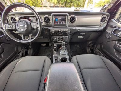 2021 Jeep Gladiator — photo 12 view