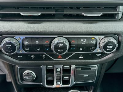 2024 Jeep Wrangler — photo 14 view