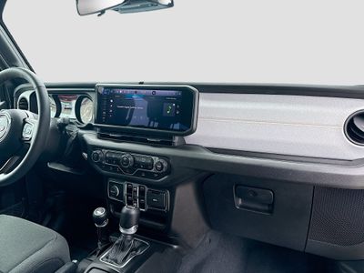 2024 Jeep Wrangler — photo 32 view